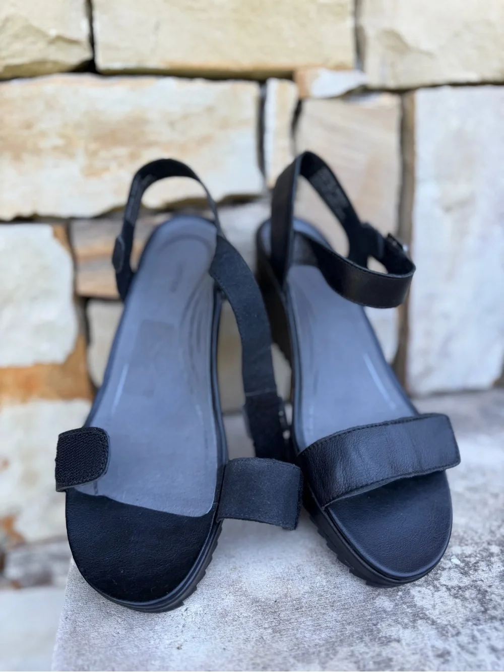 Aetrex Andrea Wedge Sandals in Black Leather Sz-EU 39. (US 8.5.)    Loc W